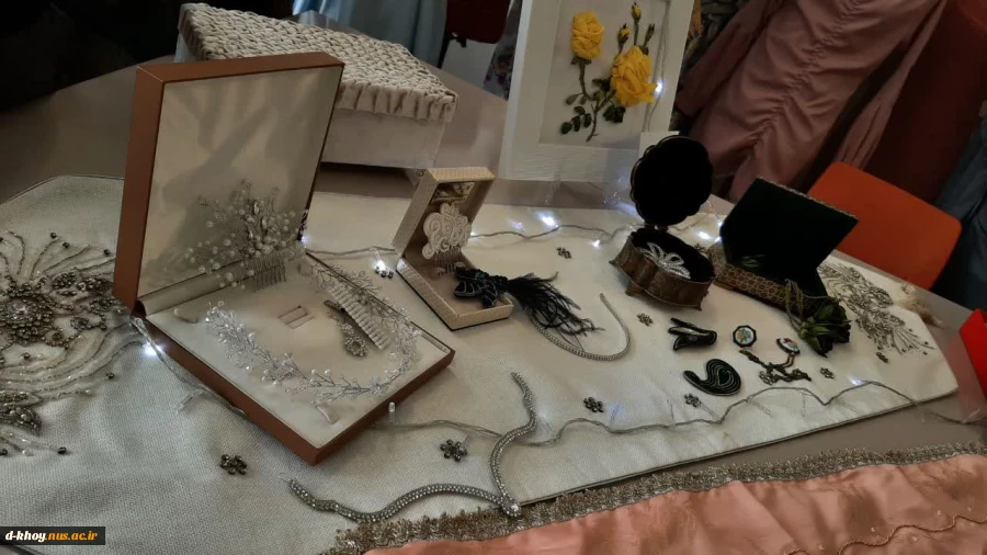 بازدید ریاست آموزشکده از اراپه کارهای عملی رشته طراحی و دوخت در نیمسال اول۱۴۰۲-۱۴۰۱ 9